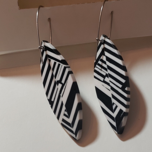 Resin leaf style earrings - Picture 3 of 5